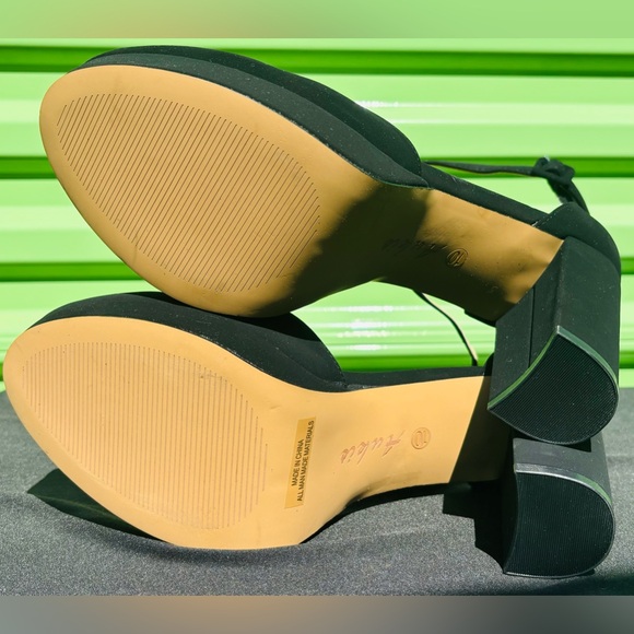 LADIES BLACK HEELS - Picture 5 of 6